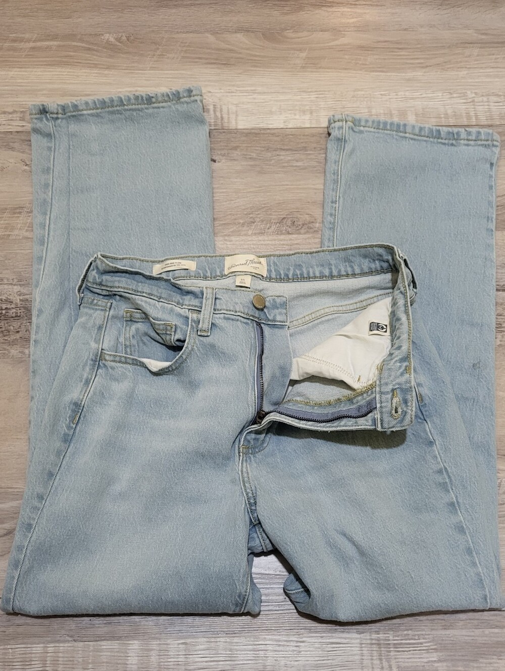 Universal Thread Women's Lightwash High Rise Jeans Size 8S - Picture 2 of 10